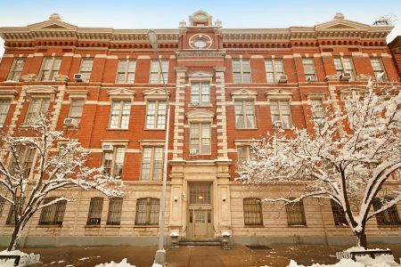 Famke Janssen lives in an apartment building in New York.